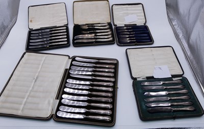Lot 184 - A cased set of 12 George VI butter knives,...