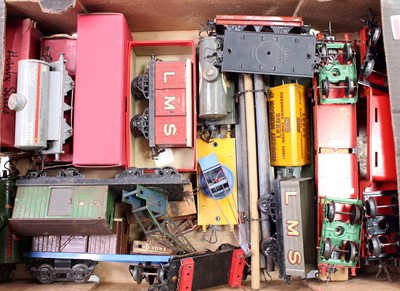 Lot 232 - Approx 18 Hornby 0 gauge wagons including 1926-...