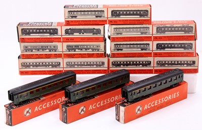 Lot 462 - Ten Playcraft H0 gauge bogie coaches including...