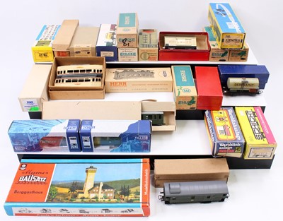 Lot 438 - One box containing a collection of mixed H0...