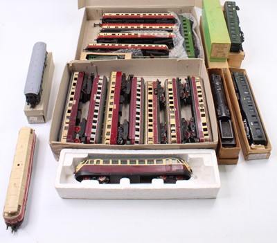 Lot 445 - A collection of H0 scale Gutzold early tin...