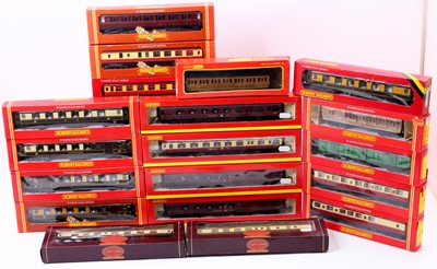 Lot 480 - Nineteen Hornby coaches: Top Link brown &...