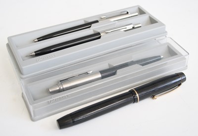 Lot 224 - A Parker Victory fountain pen, in black with...