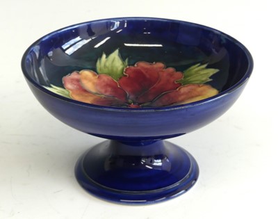 Lot 30 - A small Moorcroft Hibiscus pattern pottery...