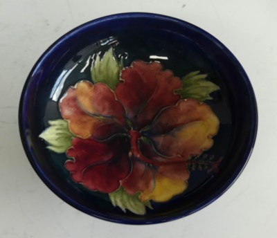 Lot 30 - A small Moorcroft Hibiscus pattern pottery...