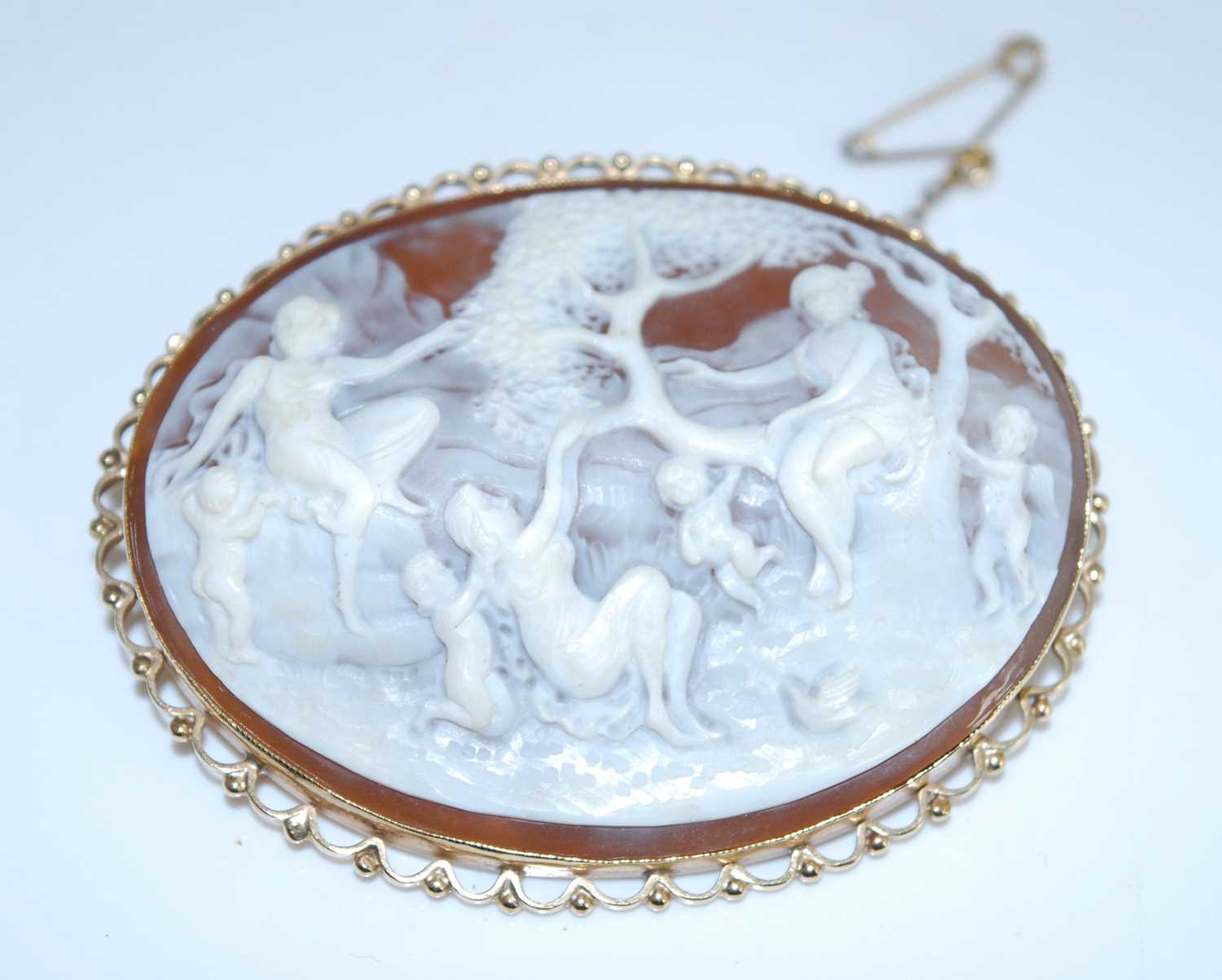Lot 2531 - A yellow metal carved shell cameo brooch,...