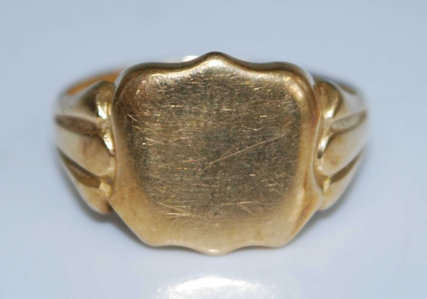 Lot 2534 - An 18ct yellow gold shield shaped signet ring,...