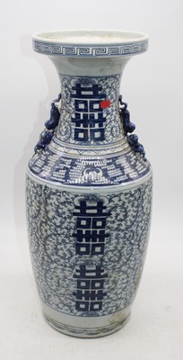 Lot 185 - A Chinese blue and white porcelain vase,...