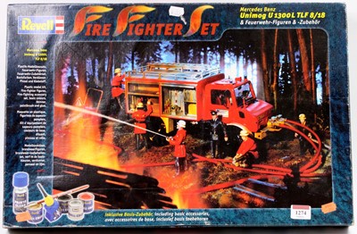 Lot 1274 - A boxed Revell 1/24 scale plastic kit for...