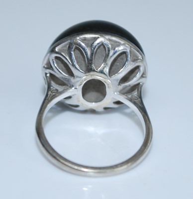 Lot 2542 - A white metal pearl dress ring, featuring a...