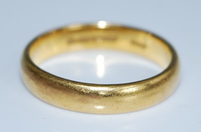 Lot 2545 - A 22ct gold 4mm court shaped wedding band,...