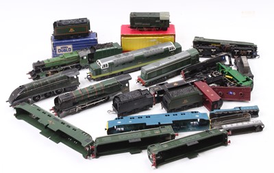 Lot 555 - Plastic crate containing many Hornby-Dublo...