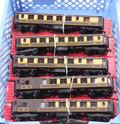 Lot 571 - Five Hornby-Dublo Pullman coaches: 2 x 4035...