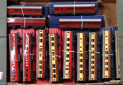 Lot 575 - Fourteen Hornby-Dublo tinplate coaches: 5 x...