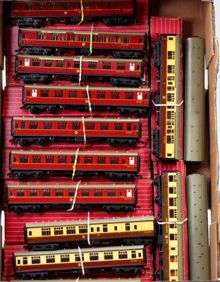 Lot 577 - Tray of fourteen Hornby-Dublo Super Detail...