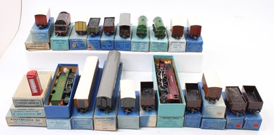 Lot 583 - Small Hornby-Dublo 3-rail collection: EDL7 0-6-...