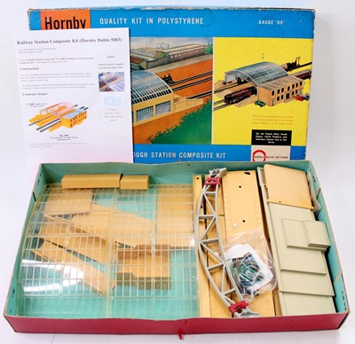 Lot 799 - A boxed Hornby Dublo No. 5083 Terminal or...