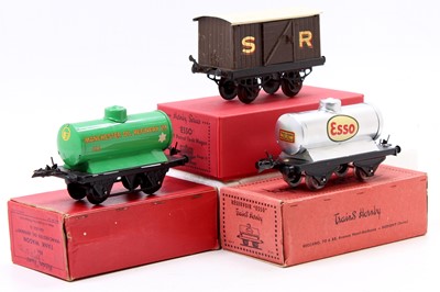 Lot 291 - Three Hornby 4-wheel wagons: 1928-30 No.1...