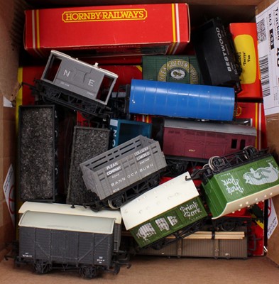 Lot 606 - Hornby goods wagons: 13 boxed, 16 unboxed. All...