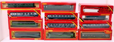 Lot 607 - Hornby loco & coaches: R084 class 29 diesel...