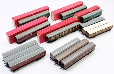 Lot 672 - Thirteen Hornby Dublo coaches: 4071 BR(S)...