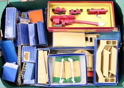 Lot 673 - Various Hornby-Dublo accessories: 4620...