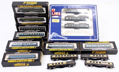 Lot 690 - Fifteen N gauge bogie coaches: Farish – 6 BR...