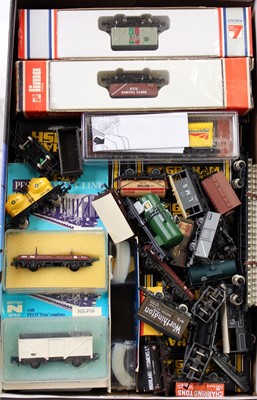 Lot 691 - N gauge: 25 boxed wagons, 22 unboxed wagons....