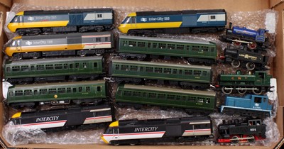 Lot 651 - A tray of various mixed 00 gauge railways to...