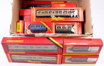 Lot 721 - 15 various boxed Hornby 00 gauge items of...