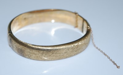 Lot 2584 - A 9ct yellow gold half engraved oval hinged...