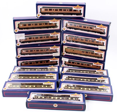 Lot 723 - 16 various boxed Great Western Region and LNER...