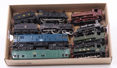 Lot 699 - Tray containing eight unboxed 00 gauge locos:...