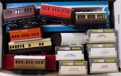 Lot 702 - Shoebox of passenger & goods rolling stock: 2...