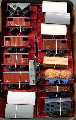 Lot 325 - Collection of 17 Hornby 0 gauge goods wagons,...