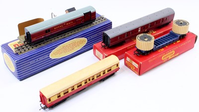 Lot 774 - Hornby-Dublo 3-rail TPO Mail Van set missing...