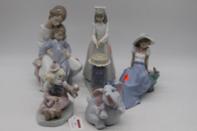 Lot 57 - A collection of five Nao Spanish porcelain...