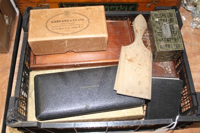 Lot 120 - A small collection of miscellaneous items to...