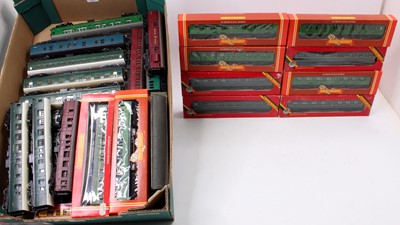 Lot 782 - Large tray containing 11 boxed and 17 unboxed...