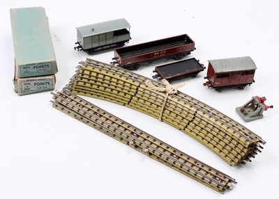 Lot 784 - Small collection of Hornby-Dublo. Two each L/h...