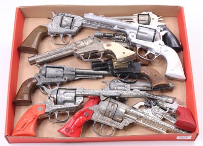 Lot 1951 - 13 loose cap gun and cowboy model pistols to...