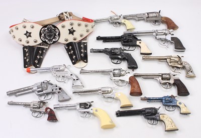 Lot 1954 - 15 1950s and later children's cap guns and...