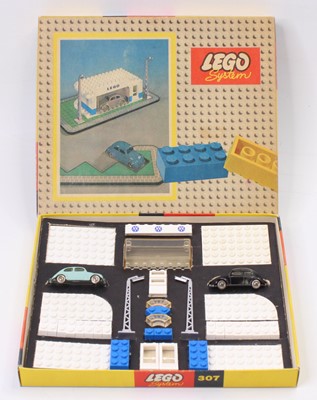 Lot 2006 - A Lego Original No. 307 car show garage,...