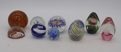 Lot 208 - A collection of glass paperweights (10)