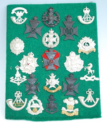 Lot 65 - A collection of cap badges and insignia,...