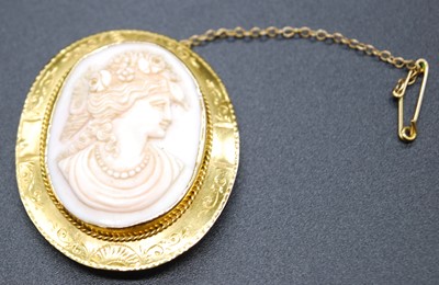 Lot 2621 - A 9ct yellow gold pink conch shell cameo...