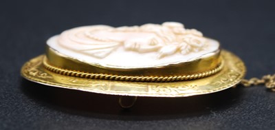 Lot 2621 - A 9ct yellow gold pink conch shell cameo...