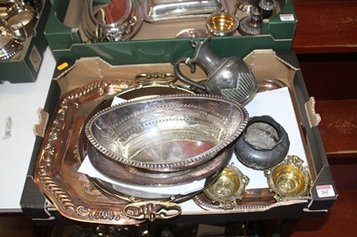 Lot 262 - A collection of metalware to include a silver...