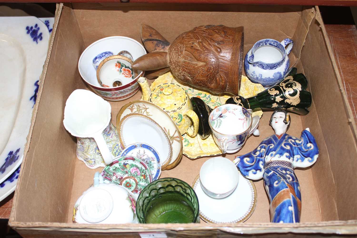 Lot 71 - A box of ceramics, to include a Japanese...