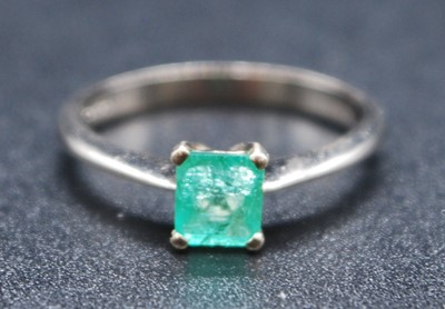 Lot 2702 - An 18ct white gold emerald single stone ring,...